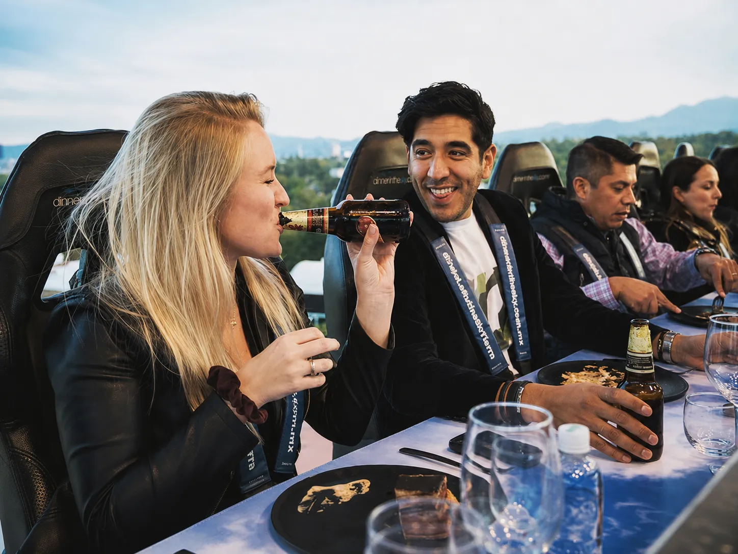 Comensales brindando en Dinner in the Sky